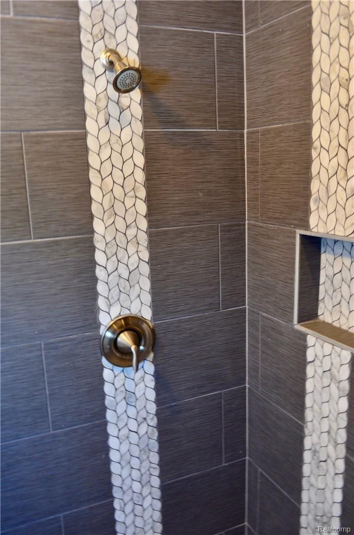 5100 Mack Road Howell, MI 48855 - Photo 17 of 26 1832 sq foot master shower head.jpg