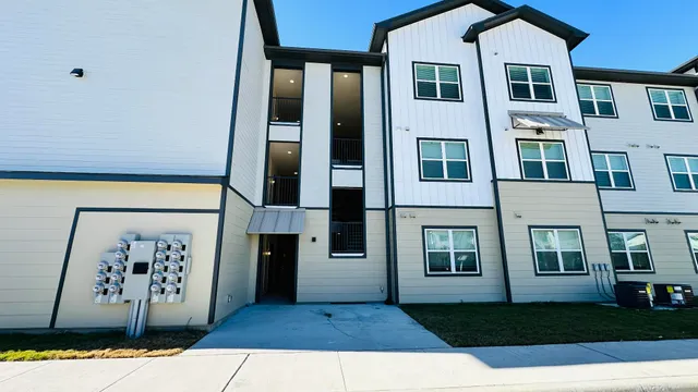 $1,265 | 19100 Woodland Hills Drive, Unit B1, Humble, TX 77338