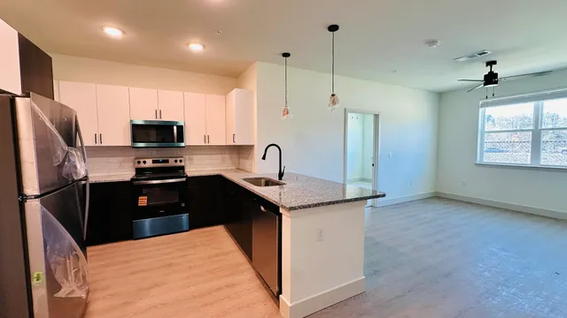 $1,265 | 19100 Woodland Hills Drive, Unit B1, Humble, TX 77338