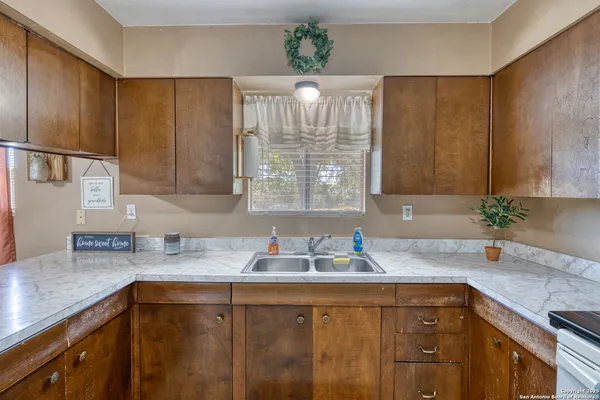 $199,900 | 317 Studer Park, Uvalde, TX 78801