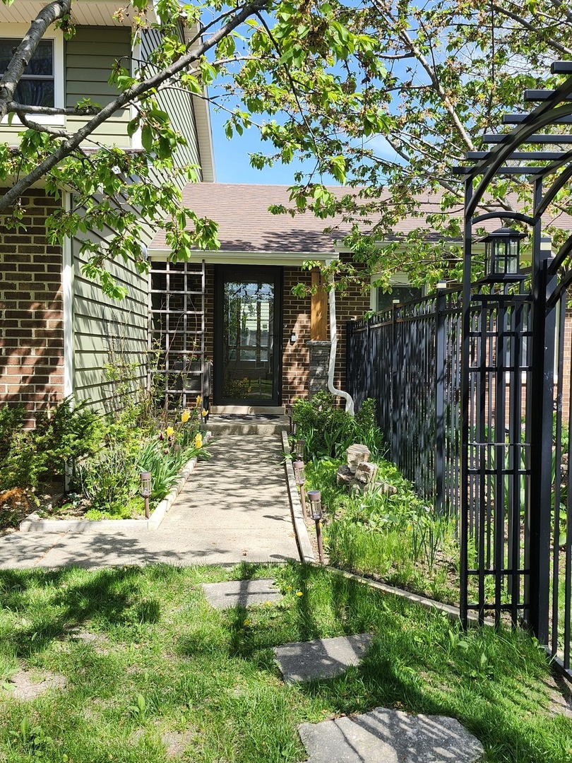 301 Oakbrook Court Bartlett, IL 60103 - Photo 4 of 46