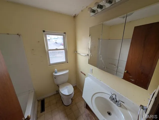 $49,900 | 18 West Garfield Street, Belleville, IL 62220