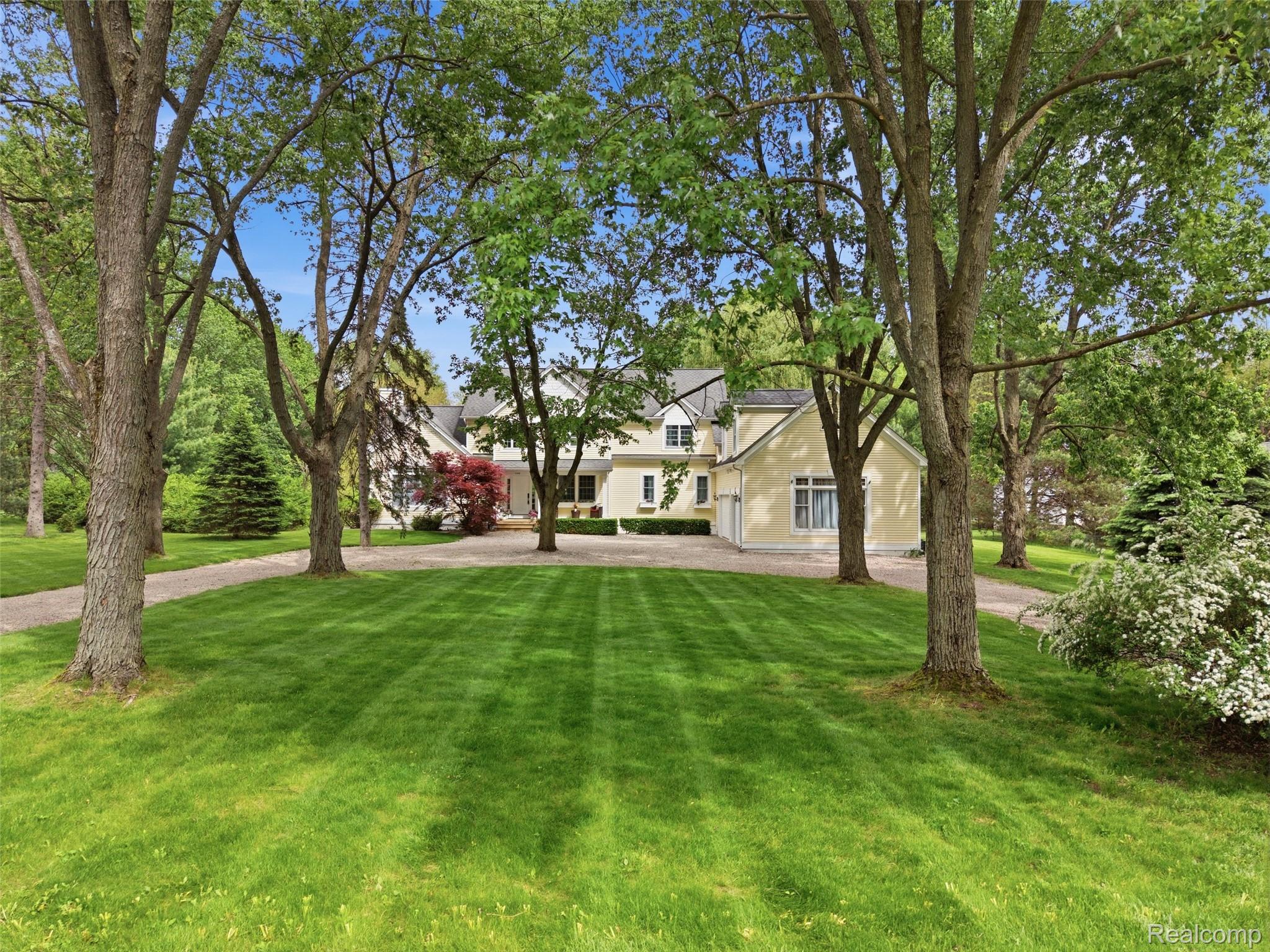 1185 Avon Circle West Rochester, MI 48309 - Photo 70 of 74 View of front facade featuring a front yard and driveway