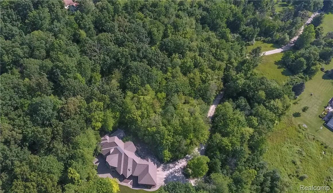 9865 Allen Road Clarkston, MI 48348 - Photo 4 of 38 A Sprawling home nestled within 10 Acres with Clarkston Schools