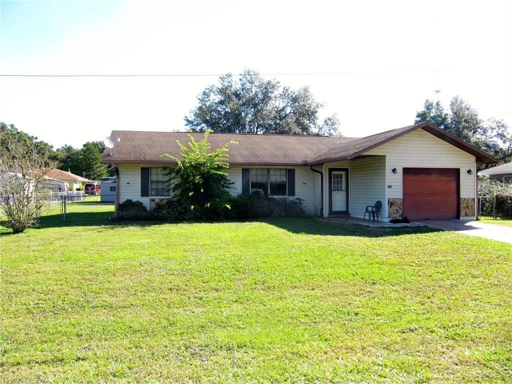 11815 Southeast 84 Avenue Belleview, FL 34420 - Photo 3 of 23 a front view of house with yard and trees