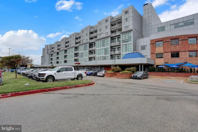$318,800 | 2702 Lighthouse Point East, Unit 532, Baltimore, MD 21224