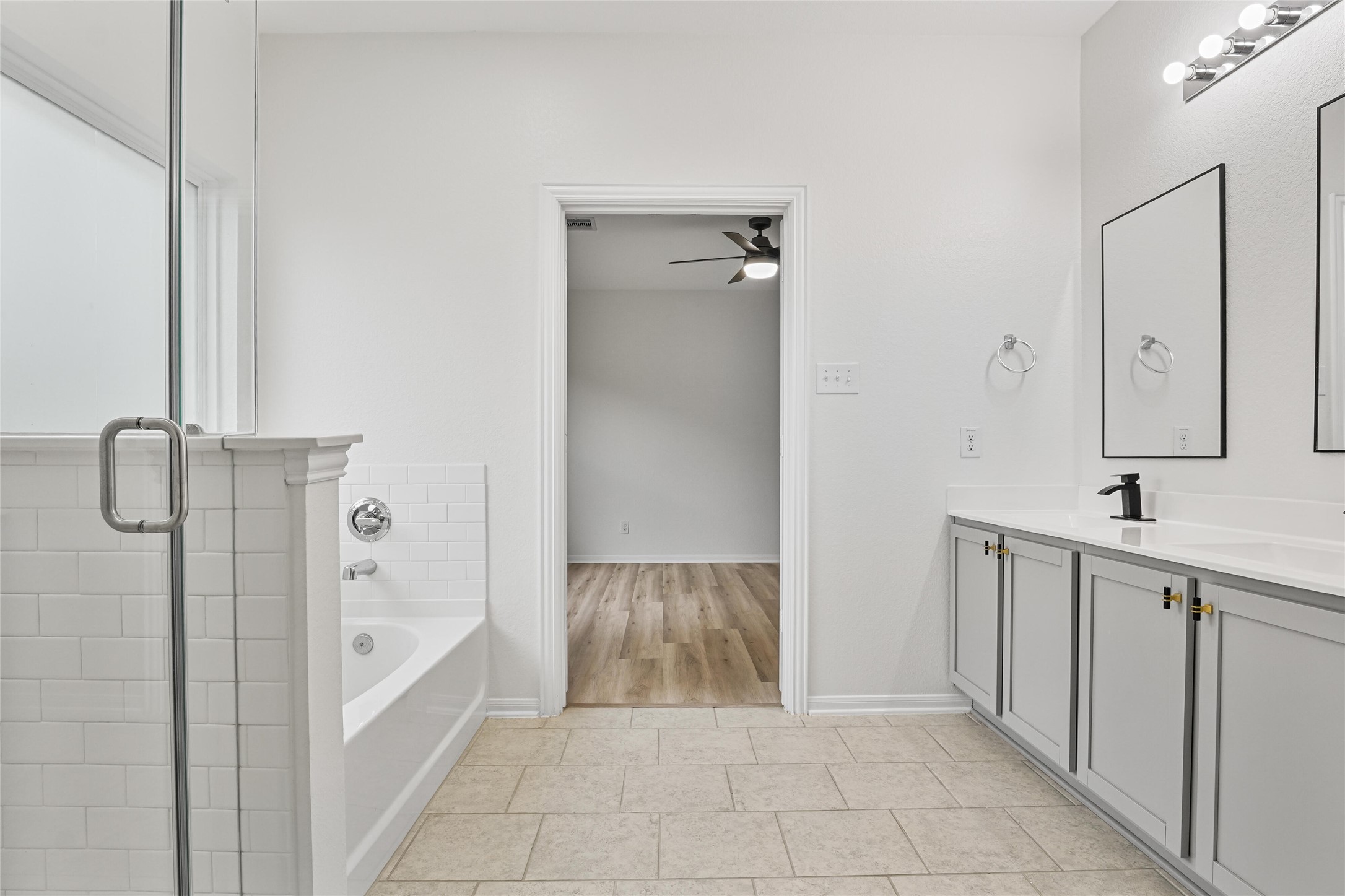 10511 Kings River Drive Rosharon, TX 77583 - Photo 12 of 25 a bathroom with a bathtub and a sink