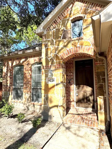 a view of entryway of a house