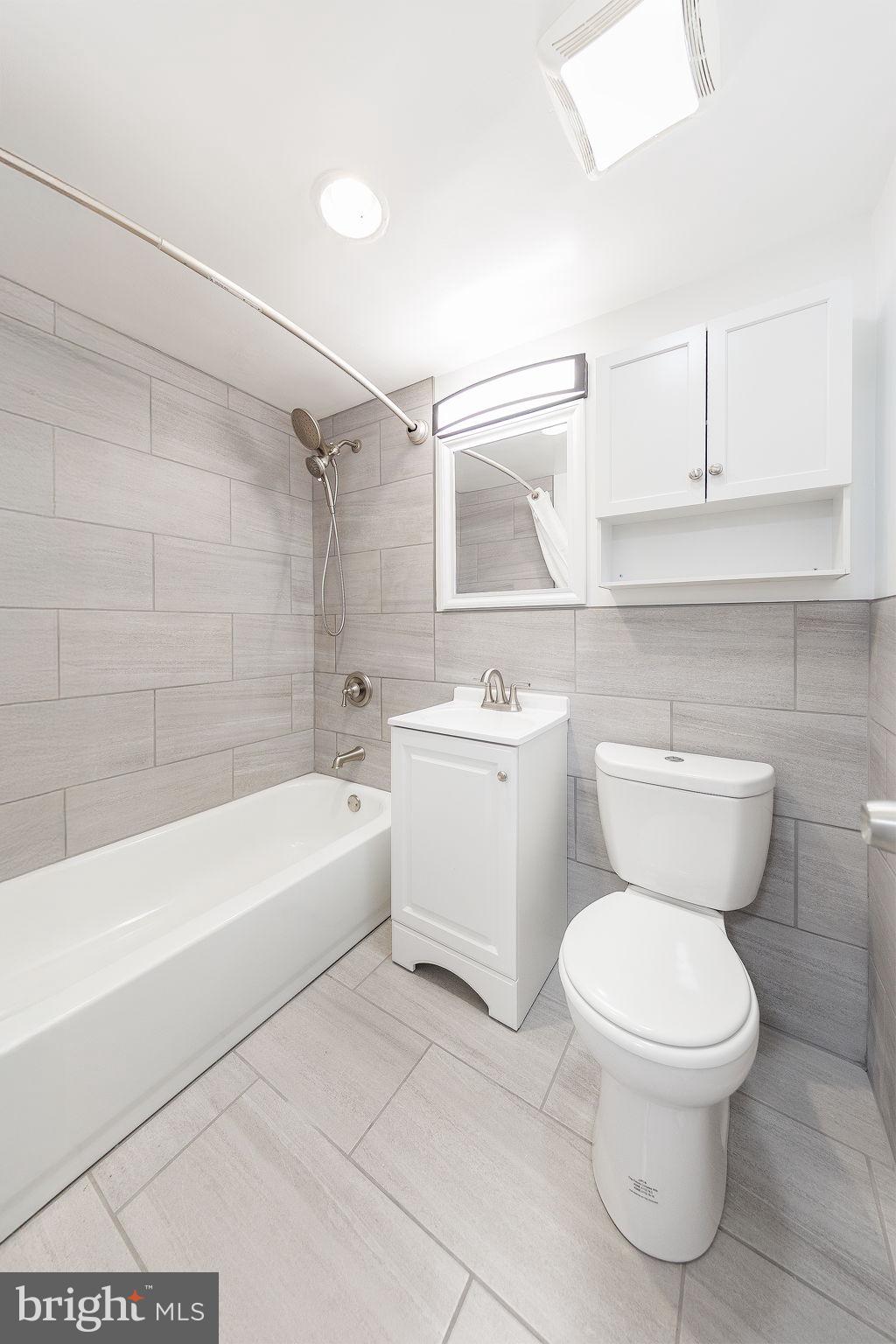 4600 Duke Street, Unit 622 Alexandria, VA 22304 - Photo 9 of 52 a bathroom with a toilet sink and bathtub