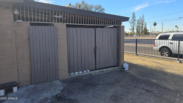 a view of a backyard