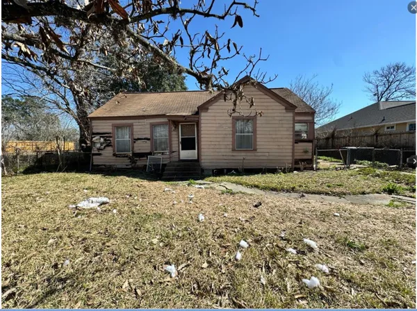 a house view with a outdoor space