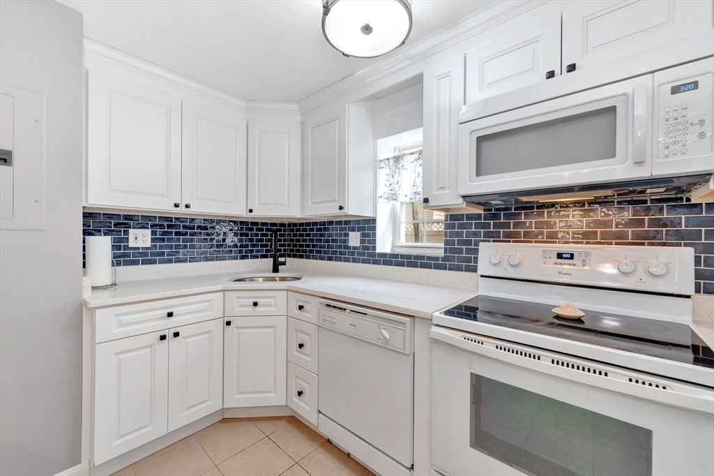 29 Arlington Road, Unit 11 Woburn, MA 01801 - Photo 9 of 18