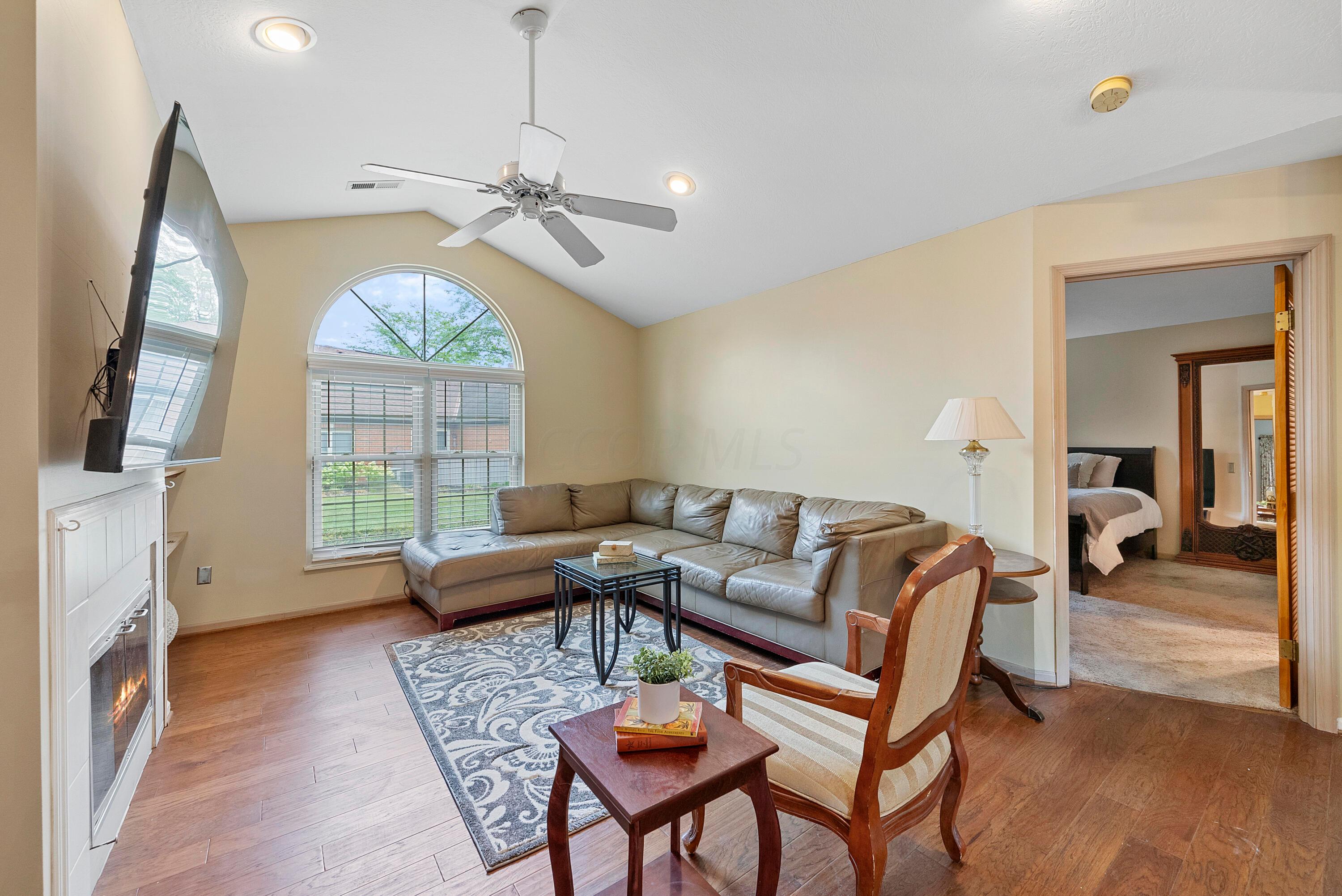 5814 Locbury Lane, Unit R Dublin, OH 43016 - Photo 2 of 25 Family Room