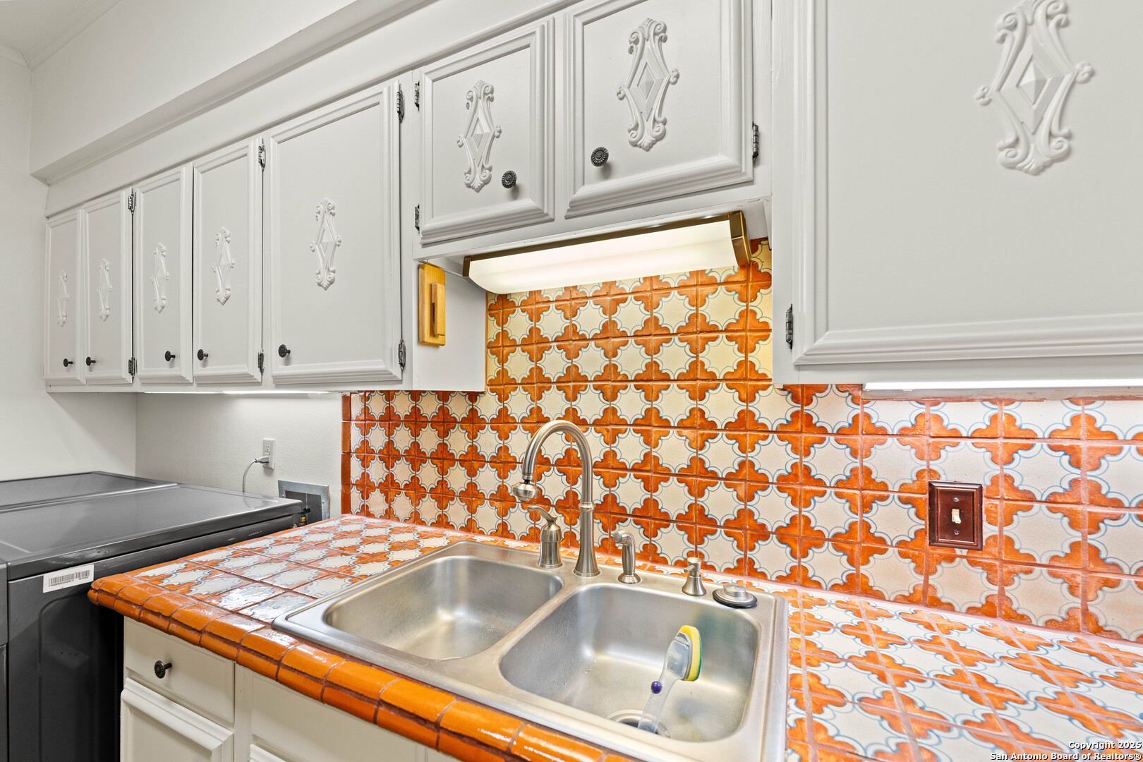 3678 Hidden Drive, Unit 1301 San Antonio, TX 78217 - Photo 13 of 47 a bathroom with a sink a vanity and a bathtub