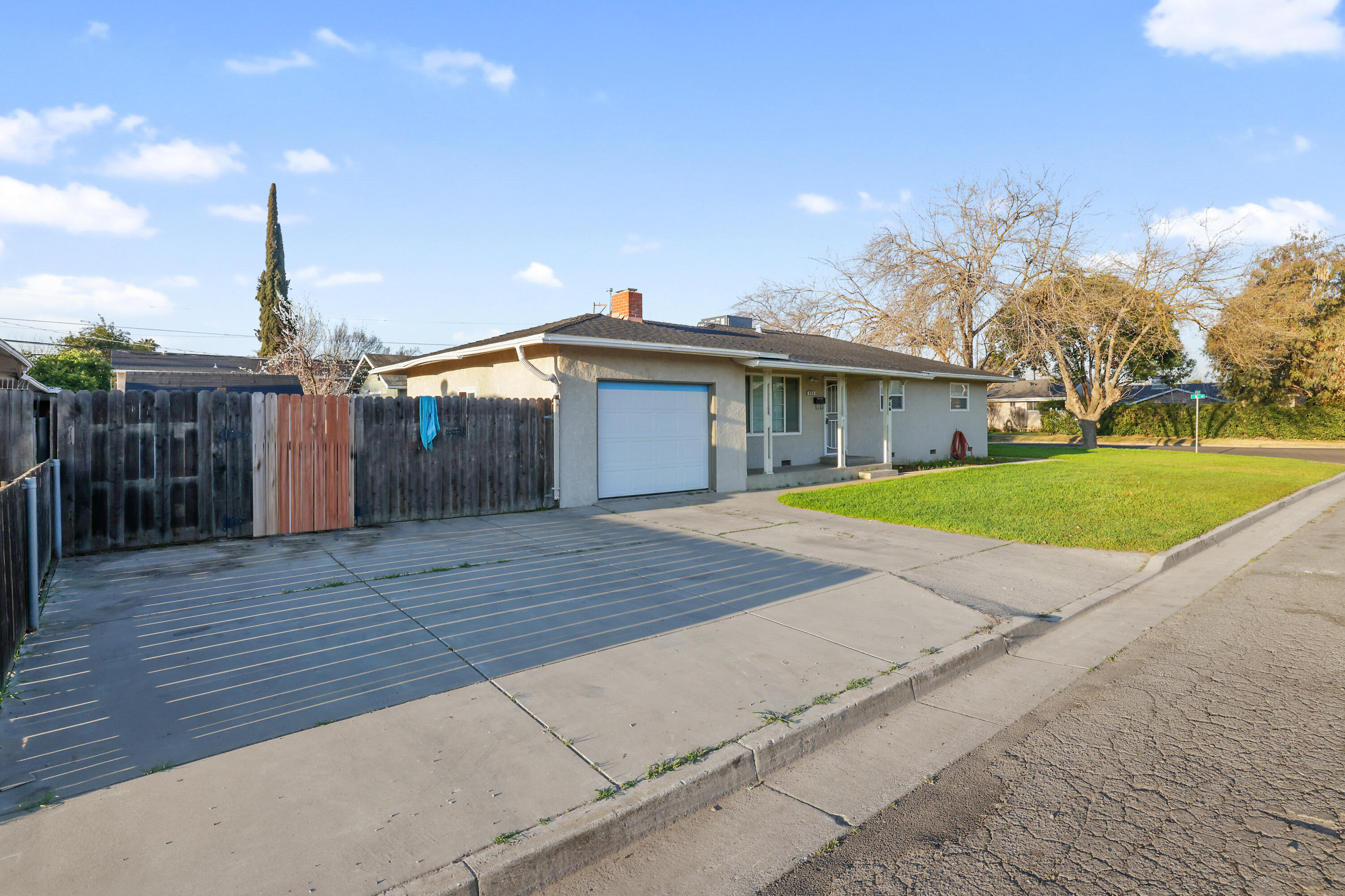 956 West 24th Street Merced, CA 95340 - Photo 3 of 25 D50A3107
