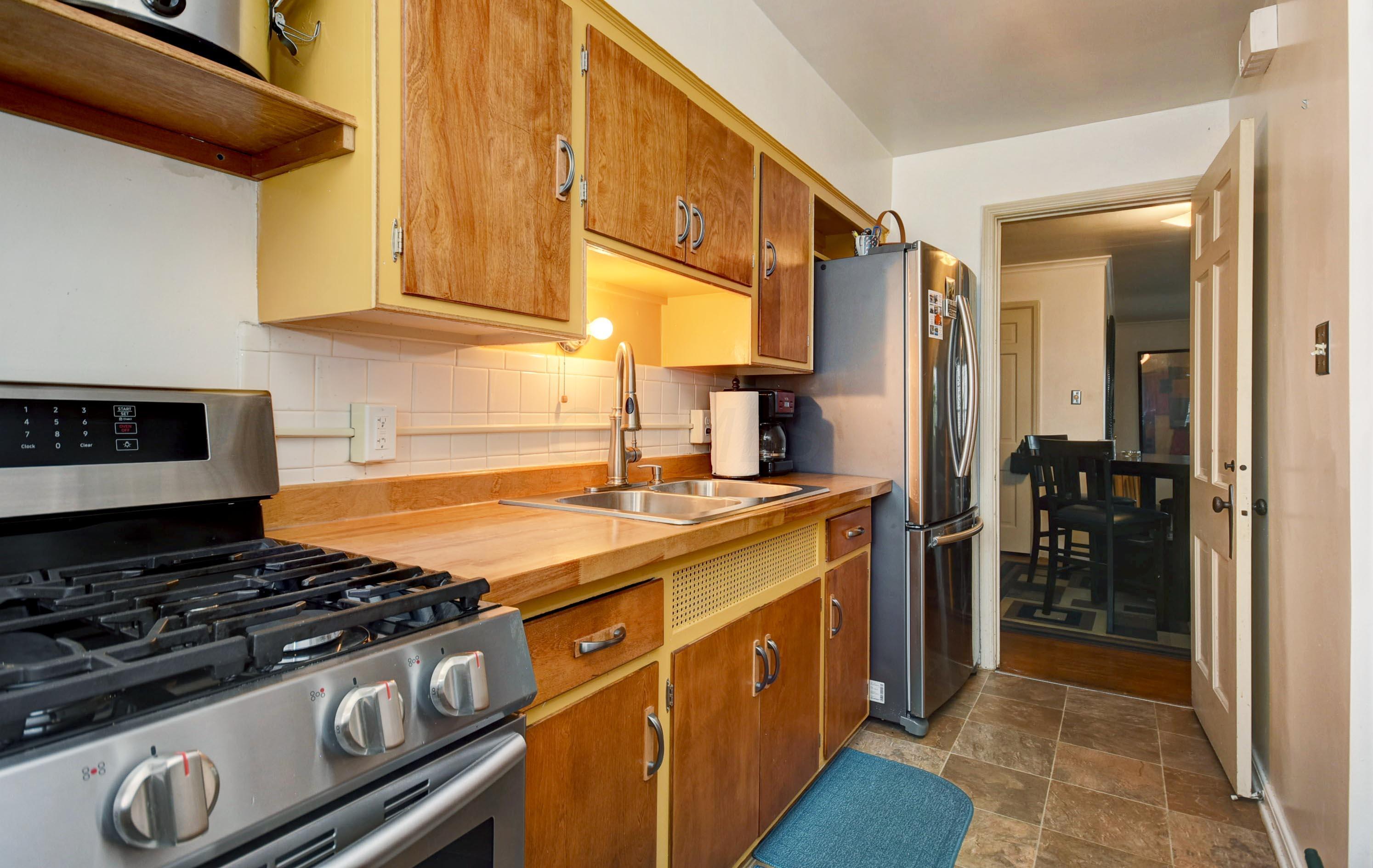 722 Kenwick Road, Unit D Columbus, OH 43209 - Photo 21 of 25 Upstairs Unit- Kitchen (2)
