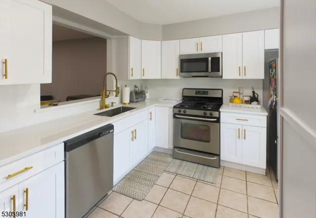 $2,850 | 440 Aldeburgh Avenue, Somerset, NJ 08873