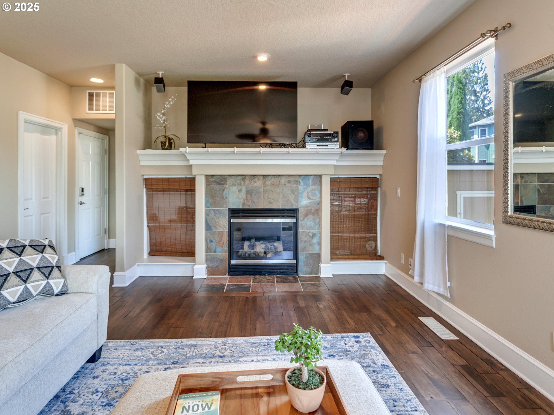7913 Southwest Leiser Lane Portland, OR 97224 - Photo 11 of 35 Living Room