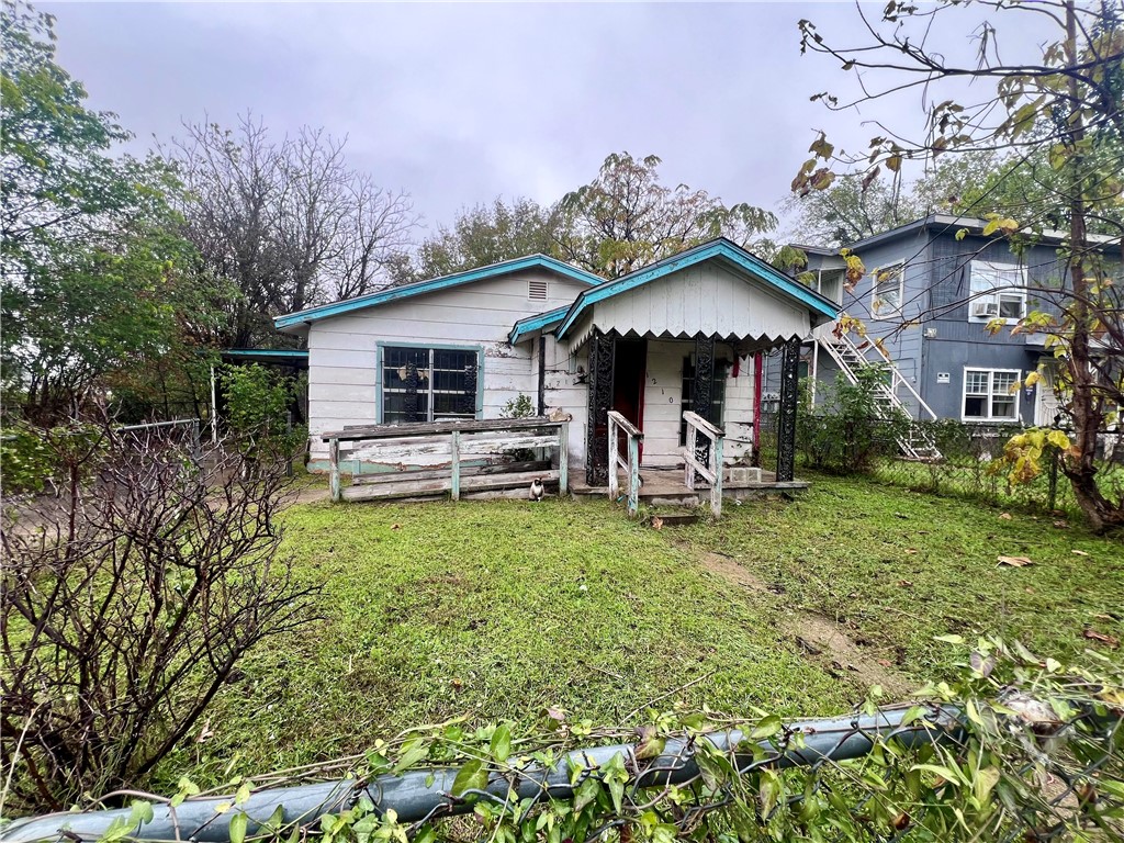 a view of a house with backyard and sitting area
