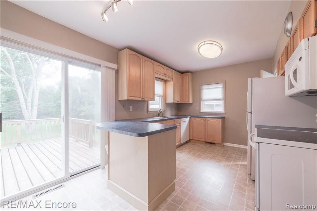 2865 Devondale Road Rochester Hills, MI 48309 - Photo 10 of 38