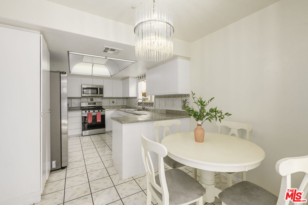 9152 Vincente Way North Hills, CA 91343 - Photo 7 of 22