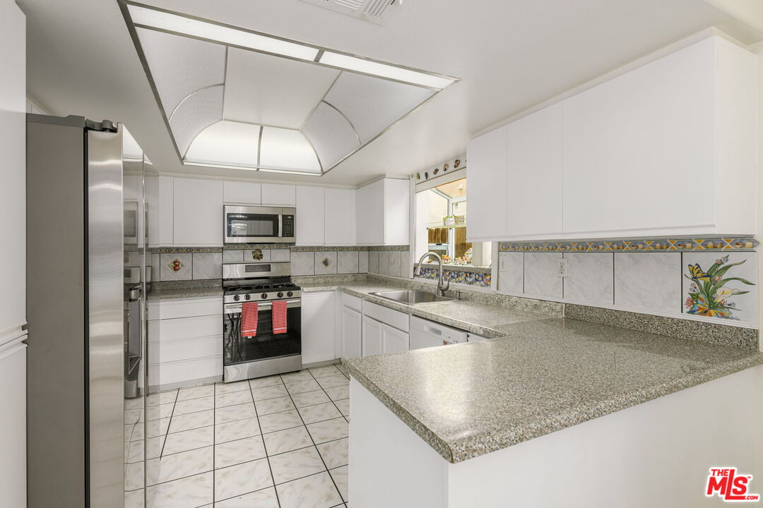 9152 Vincente Way North Hills, CA 91343 - Photo 8 of 22