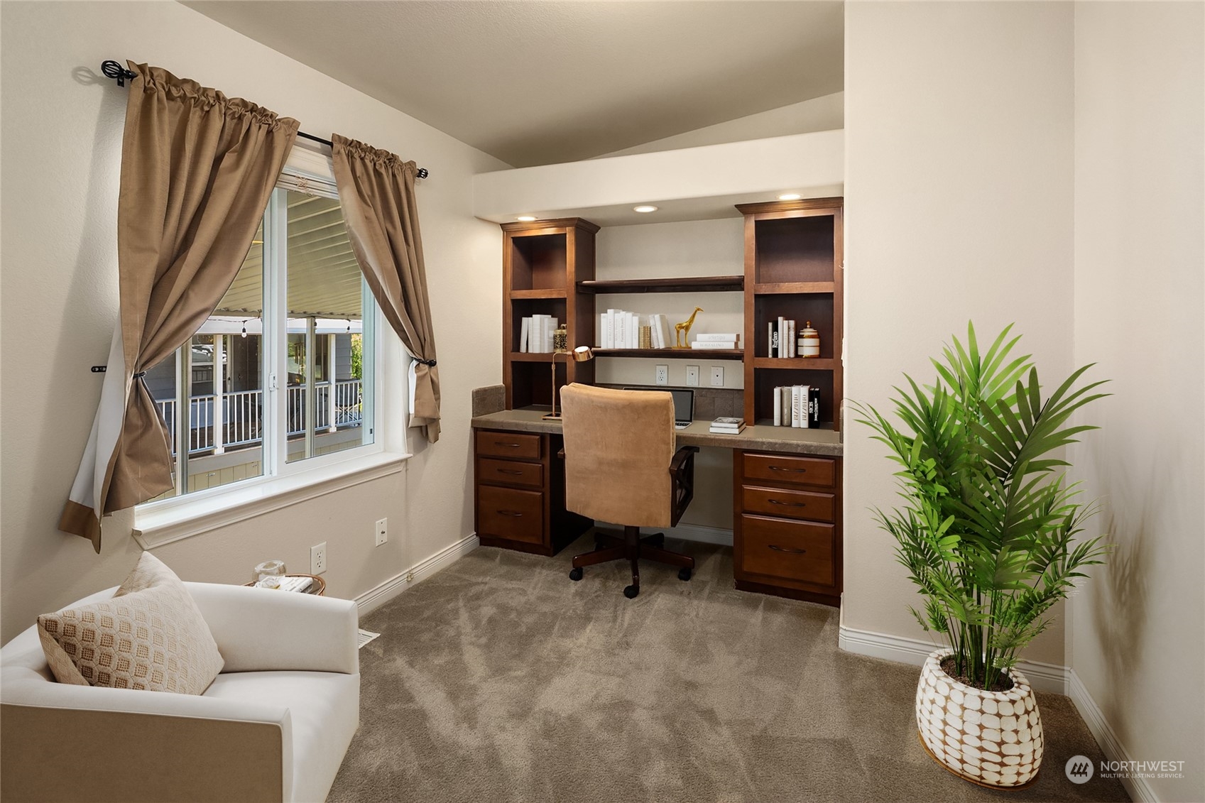 815 Southwest 124th Street, Unit 149 Everett, WA 98204 - Photo 13 of 35 a workspace with furniture and window