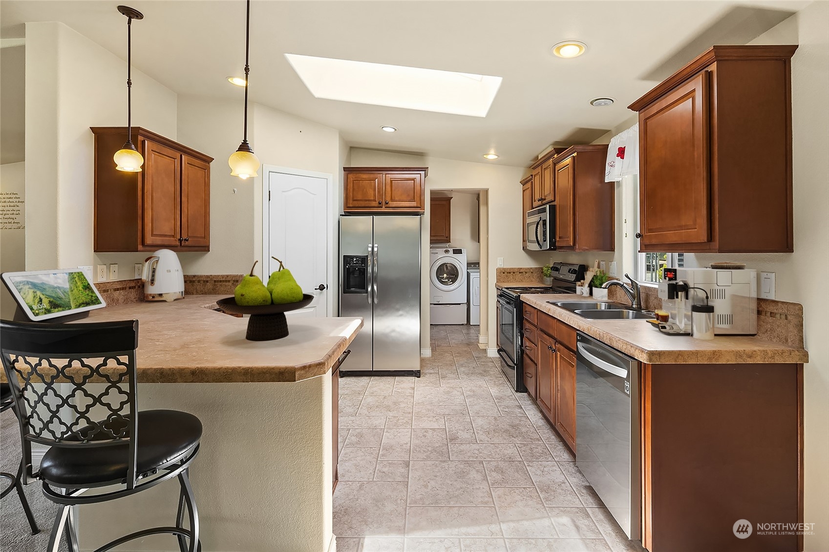 815 Southwest 124th Street, Unit 149 Everett, WA 98204 - Photo 8 of 35 a kitchen with stainless steel appliances kitchen island granite countertop a sink a stove and a refrigerator