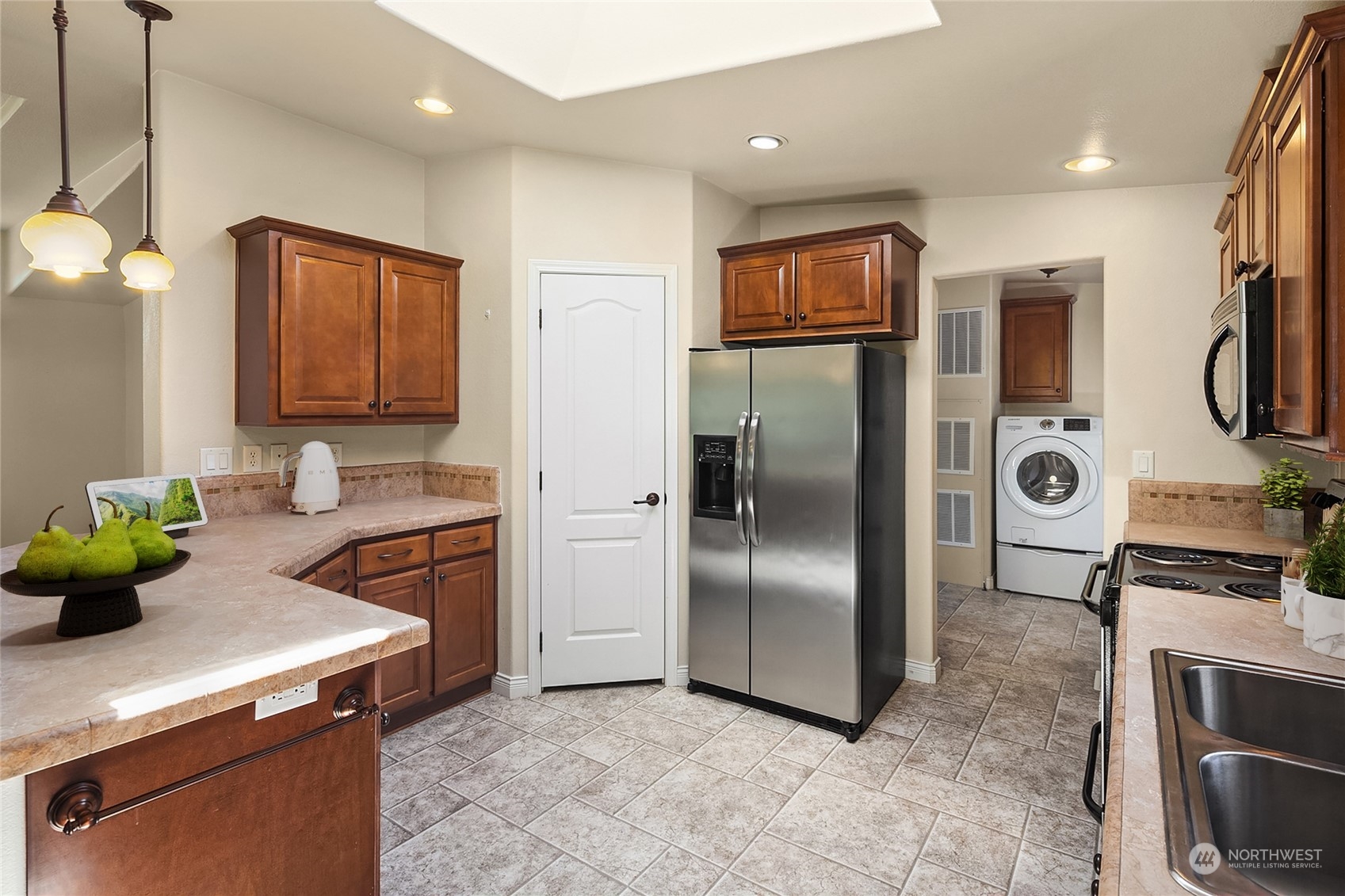 815 Southwest 124th Street, Unit 149 Everett, WA 98204 - Photo 9 of 35 a kitchen with stainless steel appliances granite countertop a refrigerator a stove and a sink