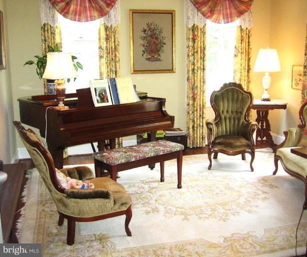 421 Tschiffely Square Road Gaithersburg, MD 20878 - Photo 5 of 30 Elegant living room