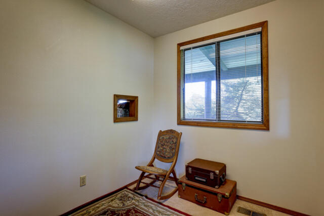 63825 Pioneer Loop Bend, OR 97701 - Photo 14 of 38 63825 Pioneer Lp-13