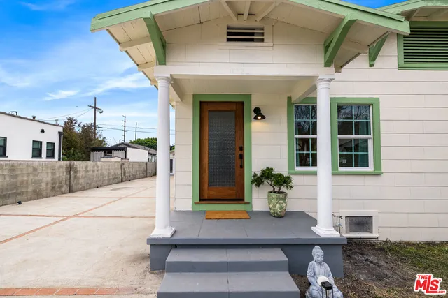 a view of entrance front of the house