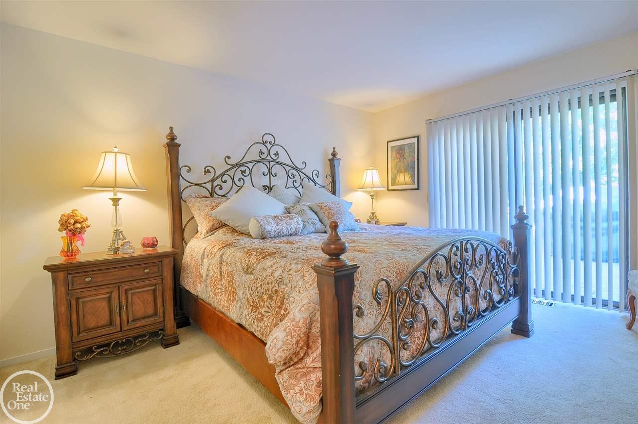 712 Eton Court Rochester, MI 48307 - Photo 21 of 28 50027903-20.JPG