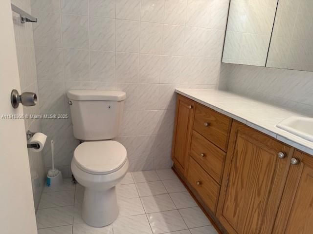 5401 Collins Avenue, Unit 1512 Miami Beach, FL 33140 - Photo 17 of 40 a bathroom with a sink and a toilet