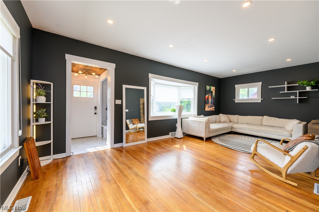 2335 Ashurst Road Cleveland, OH 44118 - Photo 4 of 31