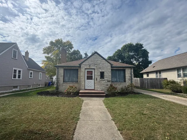 $2,400 | 7706 27th Avenue, Kenosha, WI 53143