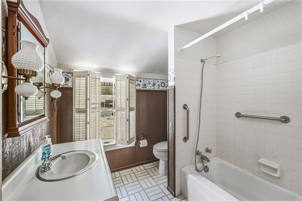 513 Dougherty Avenue Sharon, PA 16146 - Photo 16 of 28 a bathroom with a tub sink and mirror