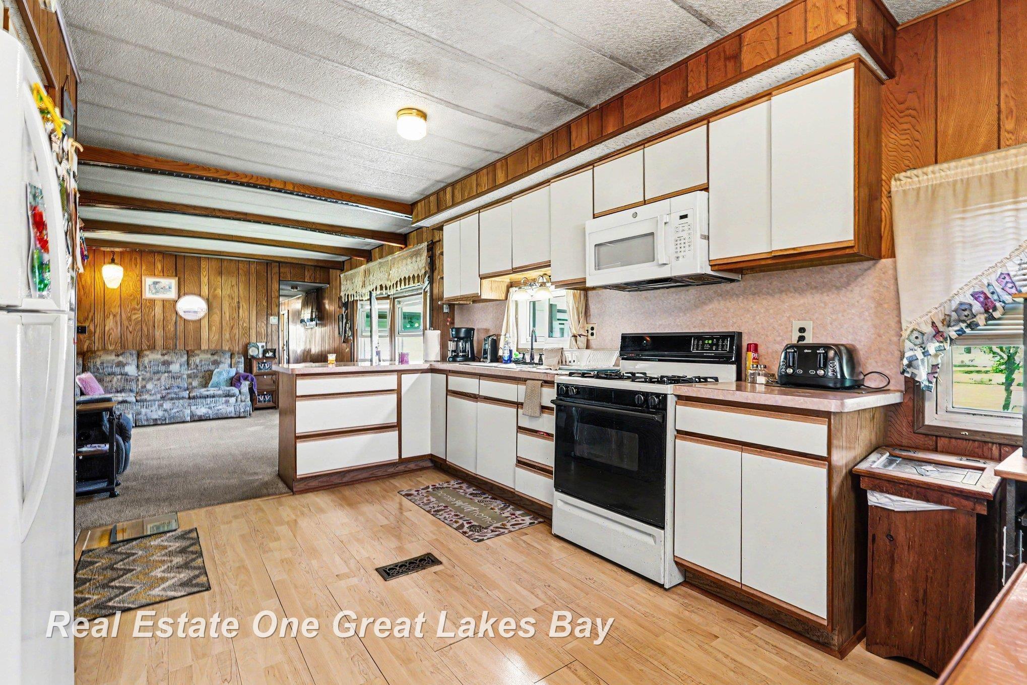 2118 Lakeview Road Standish, MI 48658 - Photo 15 of 28