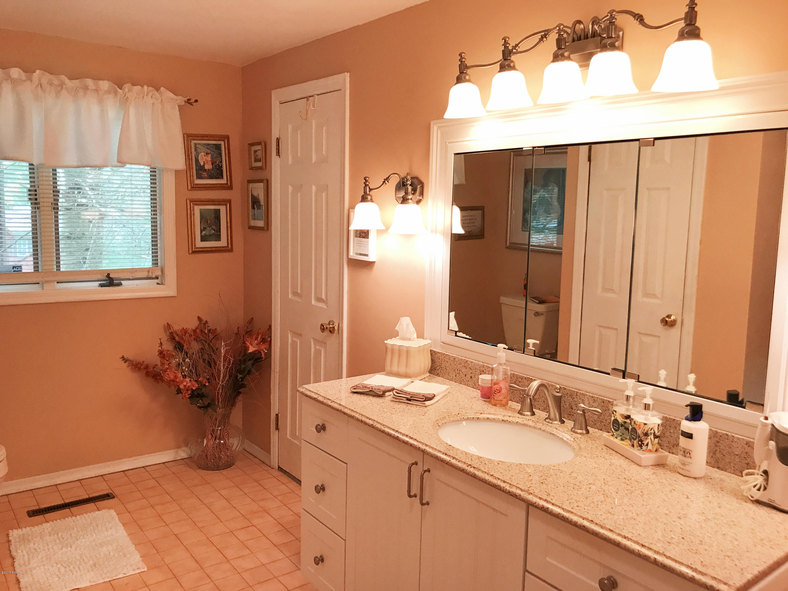 123 Rabbit Run Milford, PA 18337 - Photo 14 of 38 Full Bath