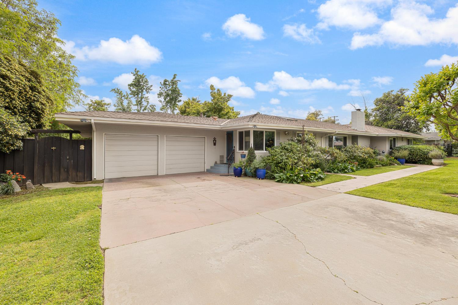324 East Hampton Way Fresno, CA 93704 - Photo 2 of 49