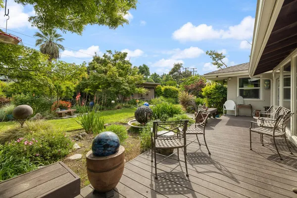 $525,000 | 324 East Hampton Way, Fresno, CA 93704