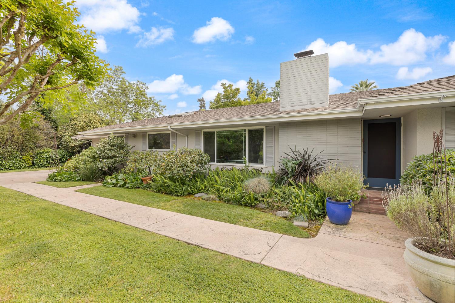 324 East Hampton Way Fresno, CA 93704 - Photo 4 of 49