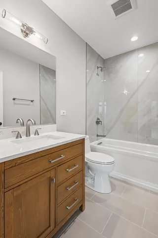 $4,000 | 1036 Lake Street, Unit 3S, Oak Park, IL 60301