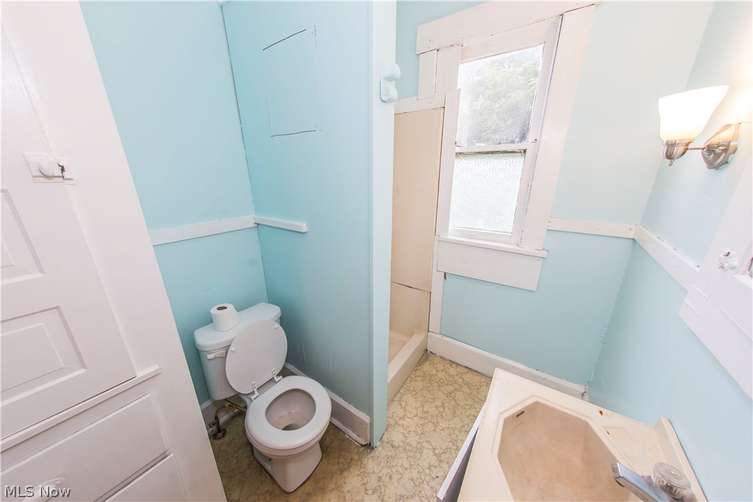 2813 2nd Street Northwest Canton, OH 44708 - Photo 14 of 33 UNIT #2 STUDIO BATHROOM
