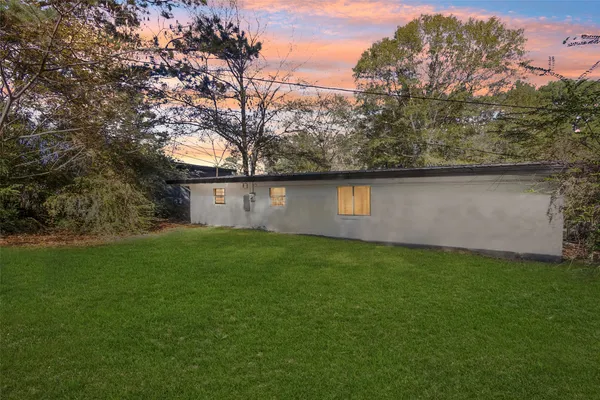 a view of a backyard