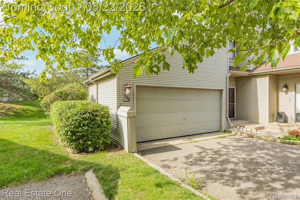 732 Hamilton Court Rochester Hills, MI 48307 - Photo 2 of 39 Gallery Image 2