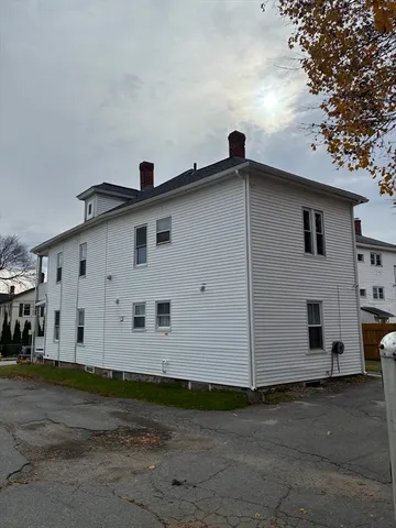 a view of a house with yard