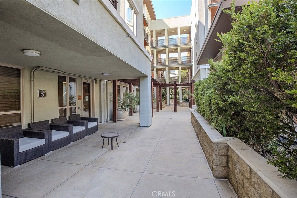 100 South Alameda Street, Unit 353 Los Angeles, CA 90012 - Photo 41 of 60 a lobby with furniture and rug