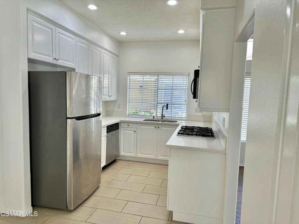 495 Novara Way Oak Park, CA 91377 - Photo 4 of 15