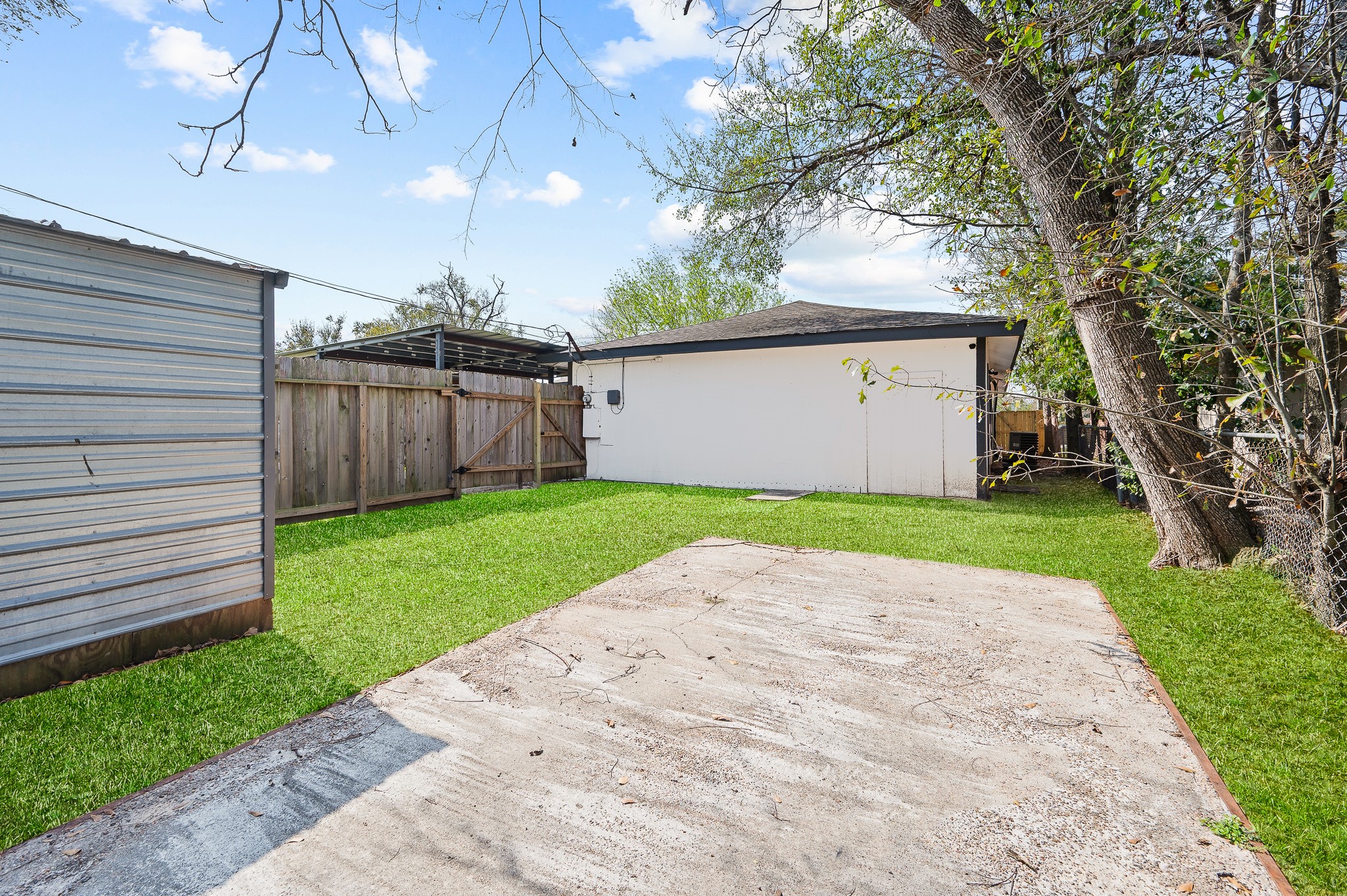 2222 Peppermill Road Houston, TX 77080 - Photo 38 of 38 a view of a backyard with a garden